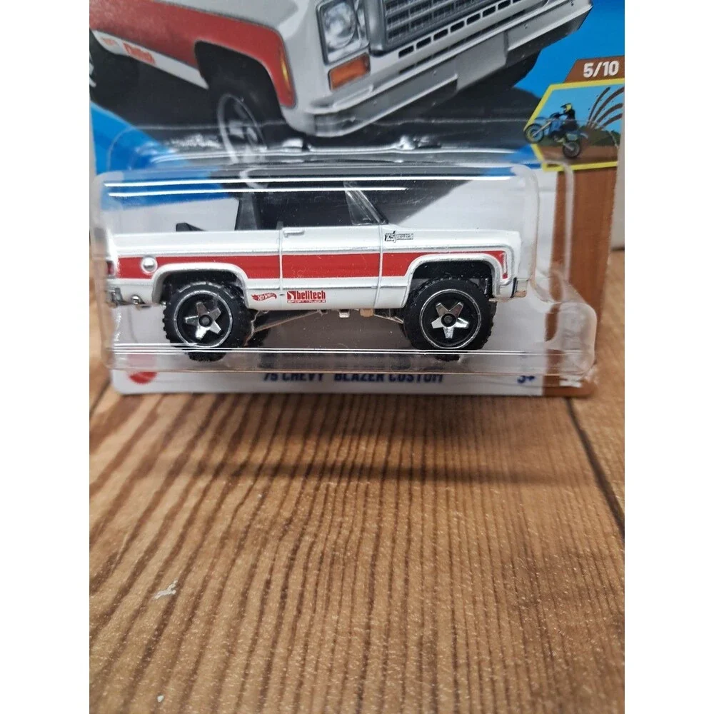 Hot Wheels '75 Chevy Blazer Custom 1:64 Diecast Truck White Red Black